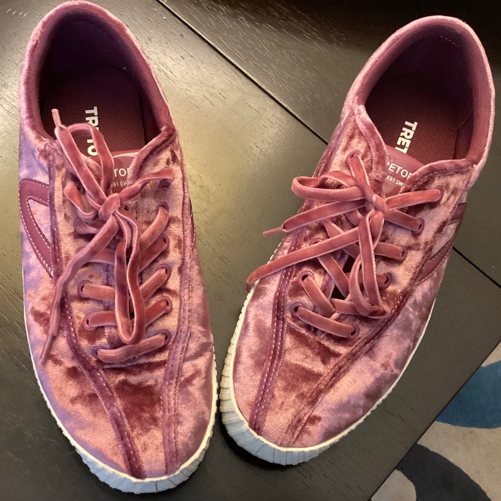 Tretorn Fuschia velvet tennis shoes